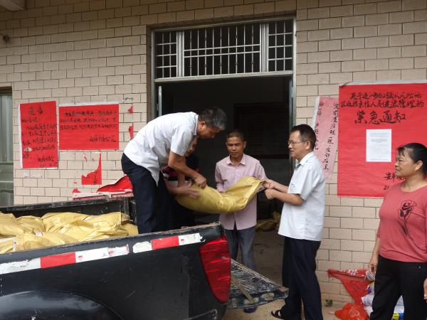 广西梧州岑溪市林业站到纯塘村无偿送药助林农除治八角尺蠖